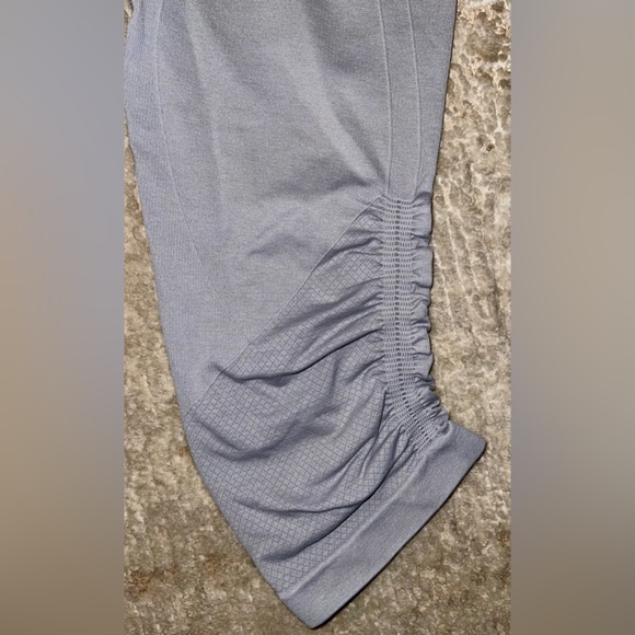 LIKE NEW 𝐋𝐔𝐋𝐔𝐋𝐄𝐌𝐎𝐍 seamless capri legging - Picture 8 of 10